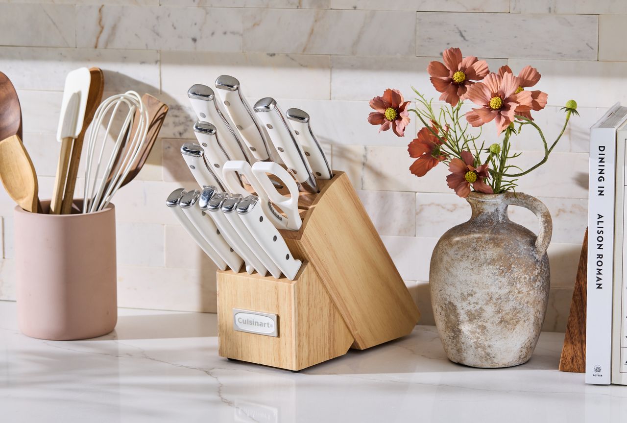 Knifeblock on kitchen countertop