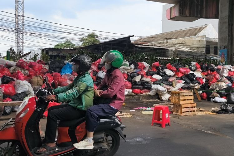 Tumpukan Sampah Menyengat Warga dan Pengendara di Ciputat