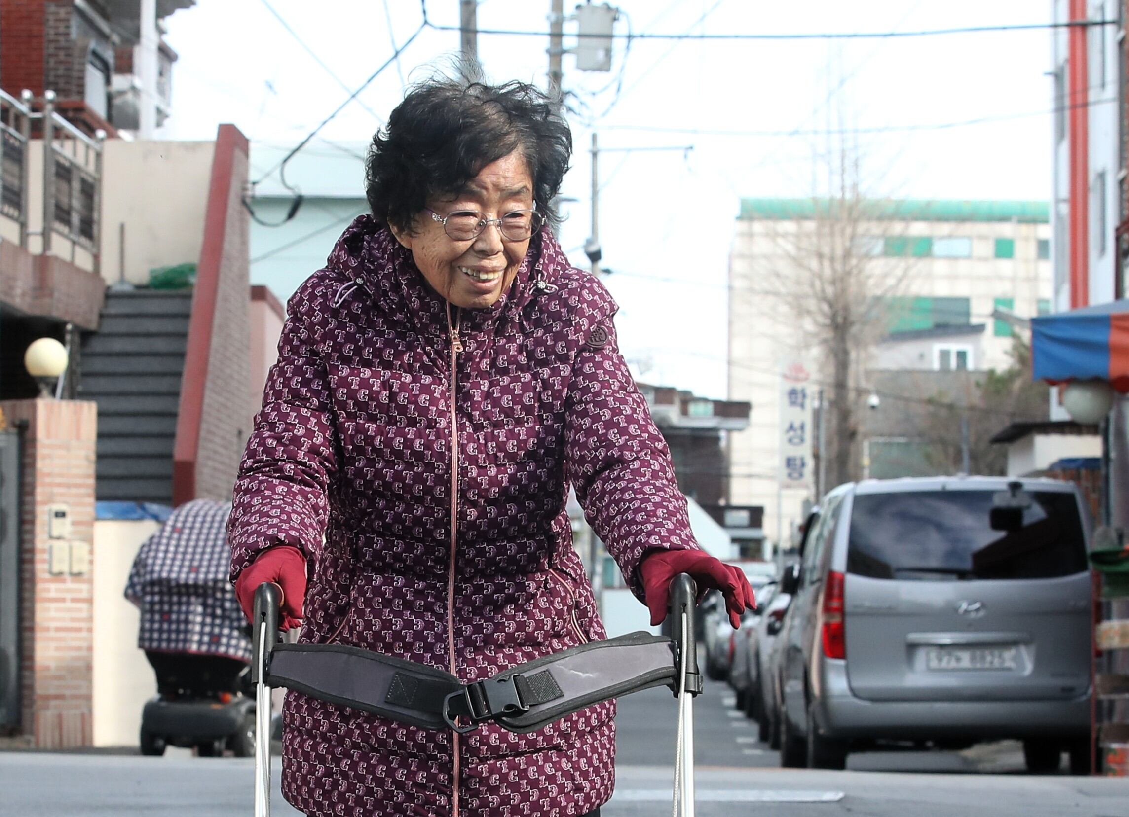 Grandmother donates 200 million won in scholarships