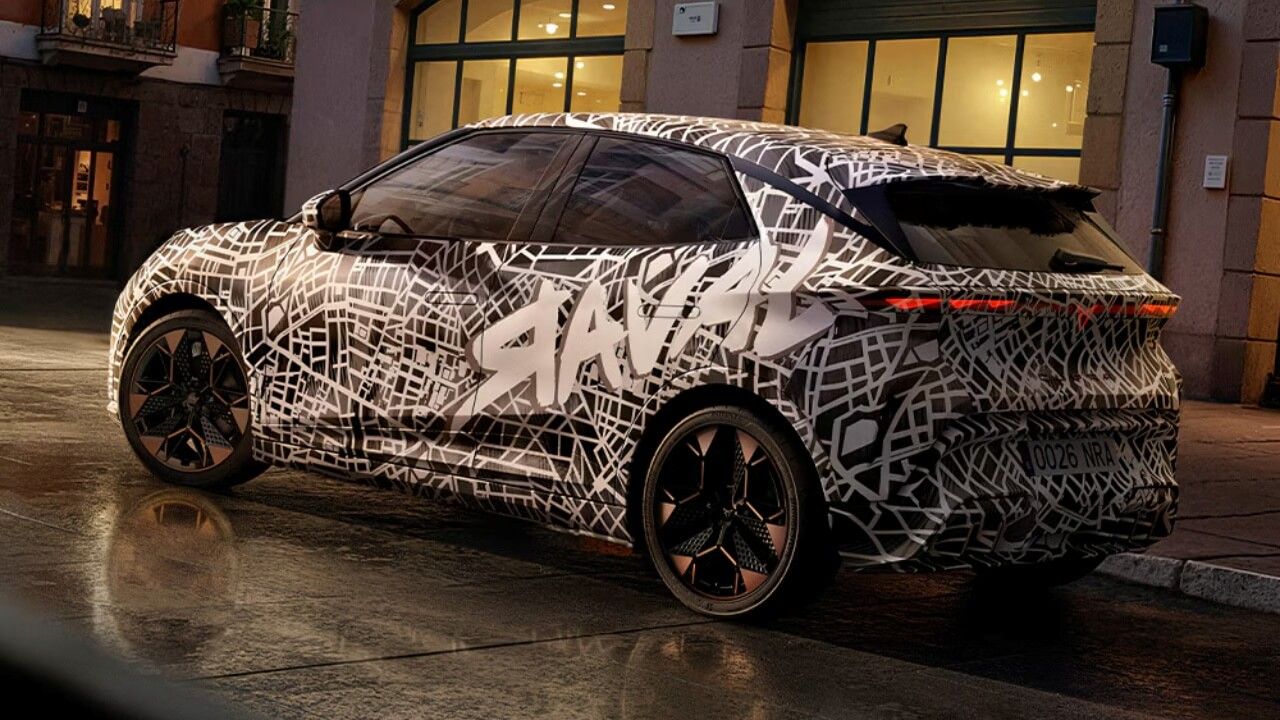 El CUPRA Raval llega con 450 km de autonomía y es más barato que el ...