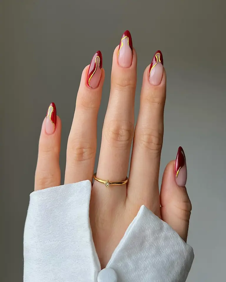 Uñas rojas con toques dorados para Navidad