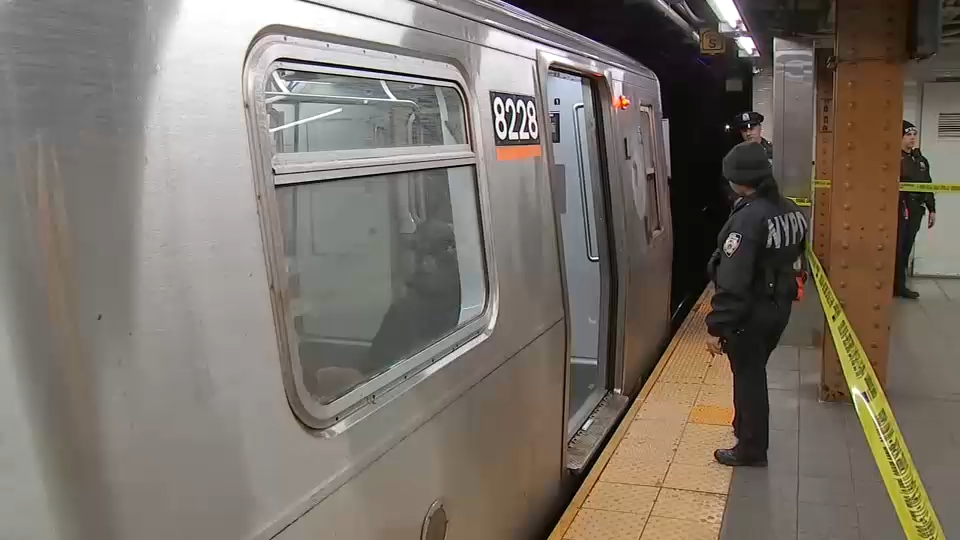 NYPD searching for suspect after man stabbed in back at Union Square ...