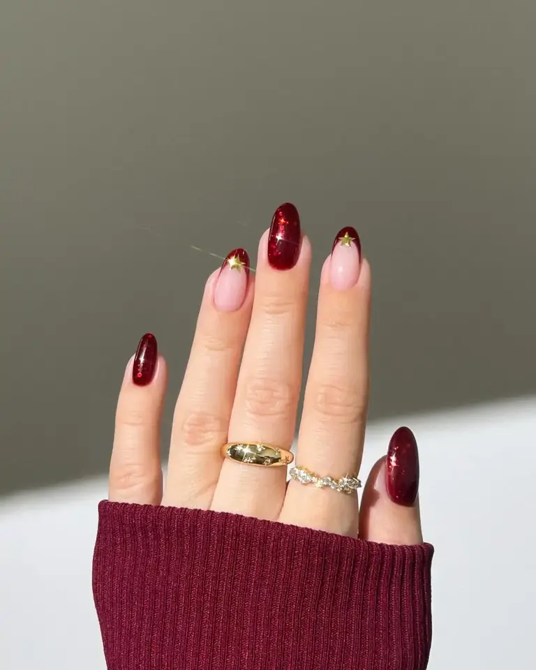 Uñas rojas con toques dorados para Navidad