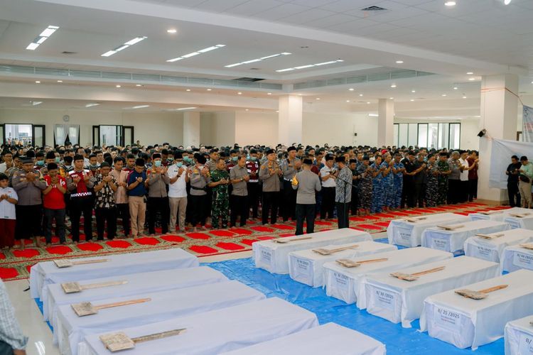 Pemimpin Salat Jenazah 24 Korban Bencana Tanpa Identitas, Kapolda Sumbar Ajak Masyarakat Lapor Jika 