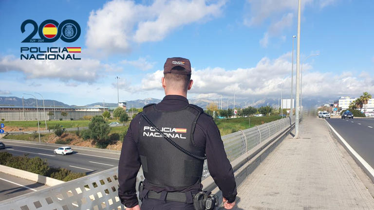 Un policía fuera de servicio evita que una mujer se arroje desde un puente