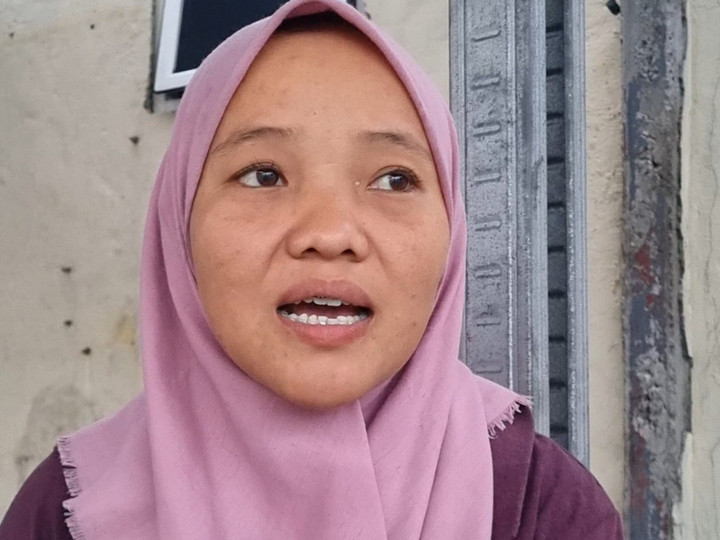 Ibu di Surabaya Rela Jadi Tukang Tambal Ban Truk untuk Kebutuhan Keluarga