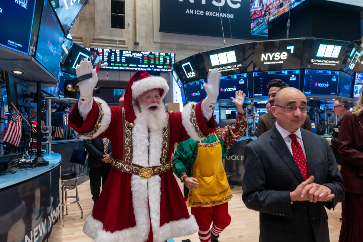 Crypto analyst says market bullish for Santa Claus rally