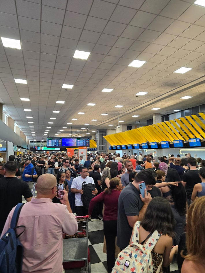 Em meio ao cancelamento de voos, passageiros se aglomeram pelos saguões do Aeroporto de Congonhas Foto: Reprodução/@EBaviation via X