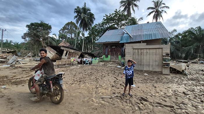 Warga Matang Ara Aceh Tamiang Mengungsi ke Bukit Saat Banjir Masuk Desa