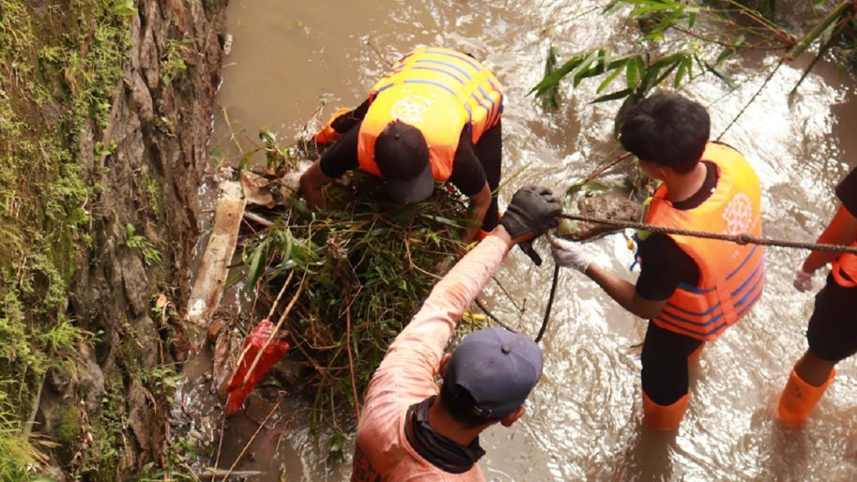 Cegah Banjir Solo, Mahasiswa Ilkom UMS dan Komunitas Bersihkan Kali Pepe