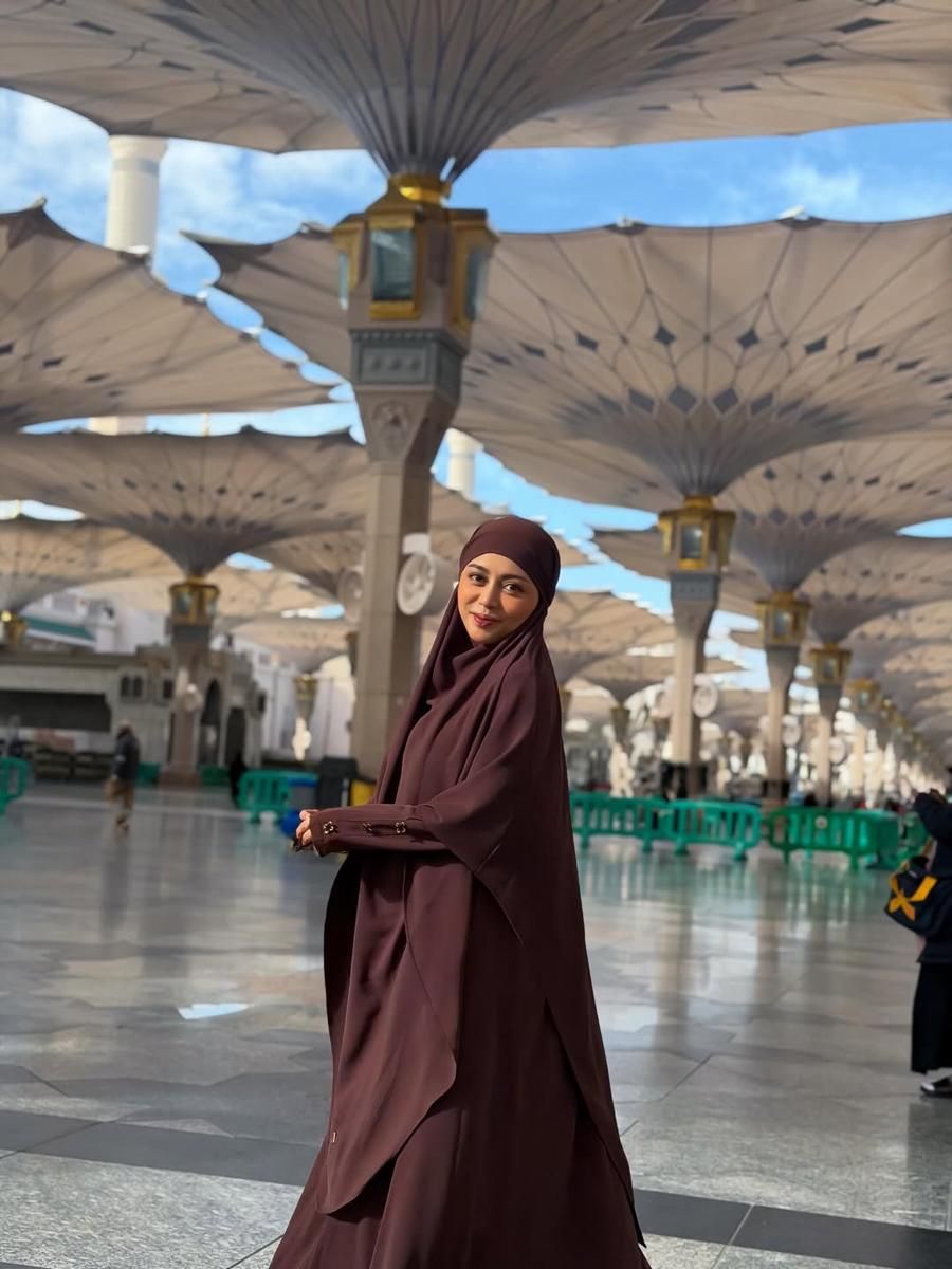 9 potret Rachel Vennya di Masjid Nabawi, damai dan tenang!