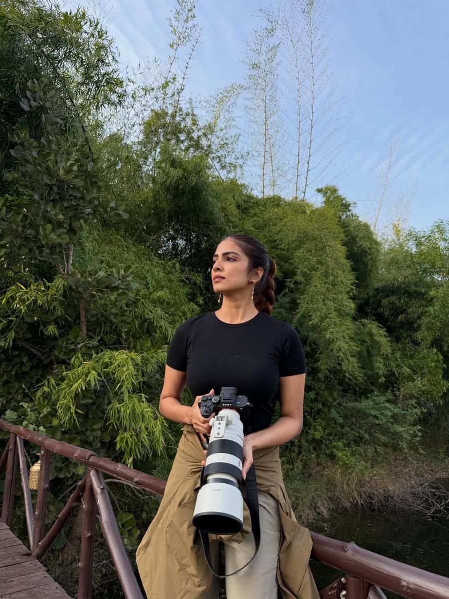 8 momen menarik Malavika Mohanan berburu di Tadoba-Andhari Tiger Reserve