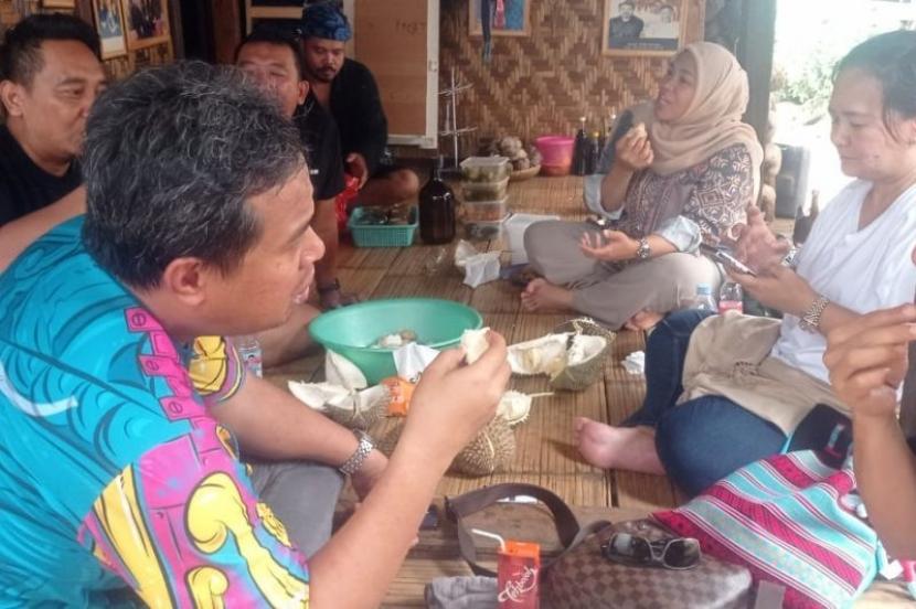 Pengunjung memadati kawasan Badui demi durian lezat