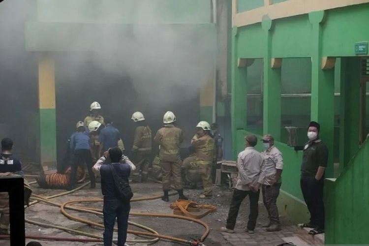Kebakaran Ponpes Jakarta Selatan, Santri Sesak Napas Dilarikan ke Rumah Sakit