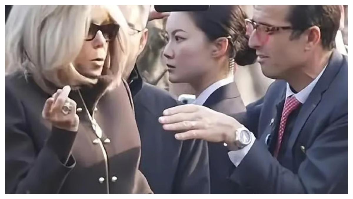 Pengawal Tiongkok Viral, Disebut yang Tercantik dengan Sikap Tegas