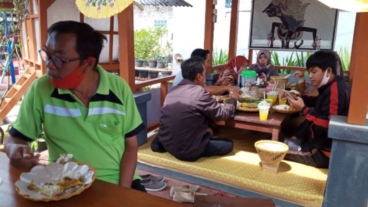 RM Dapur Cimuncang: Santap Nusantara di Saung Nyaman