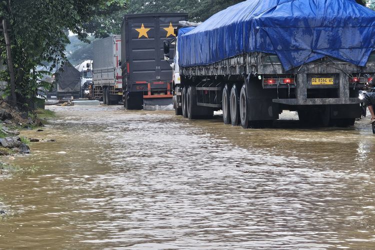 Jalur Pantura Pati–Rembang Terendam Banjir, Kendaraan Macet Sejak Malam
