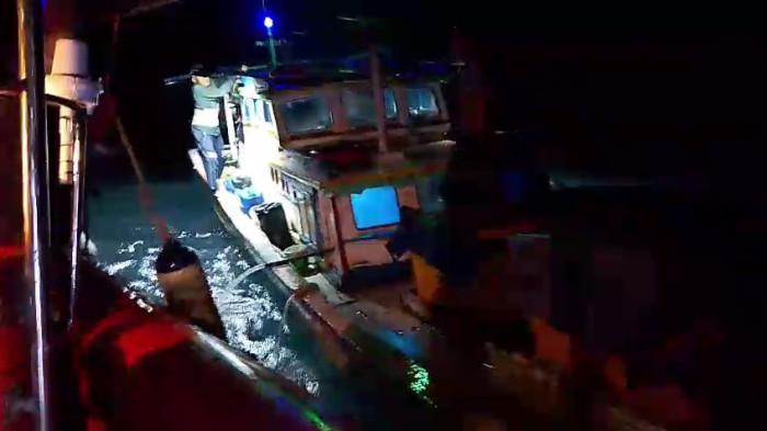 Cucu Berterima Kasih Suami Selamat dari Kecelakaan KM Rahma Jaya di Karang Antu