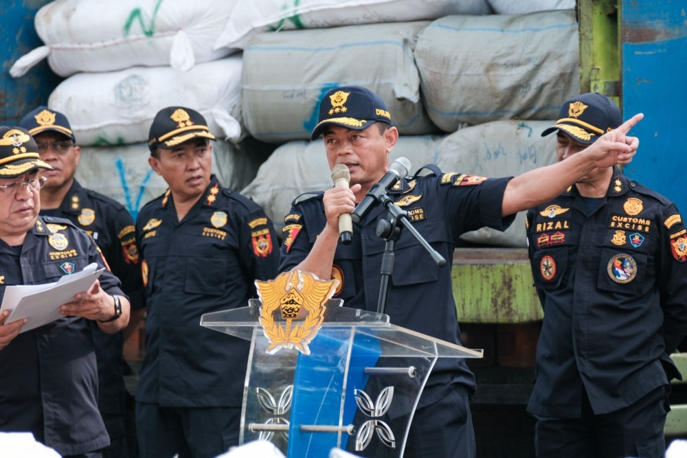 Kapal Bea Cukai Sita 3 Kontainer dan 2 Truk Berisi Garmen Ilegal dan Mesin Rokok