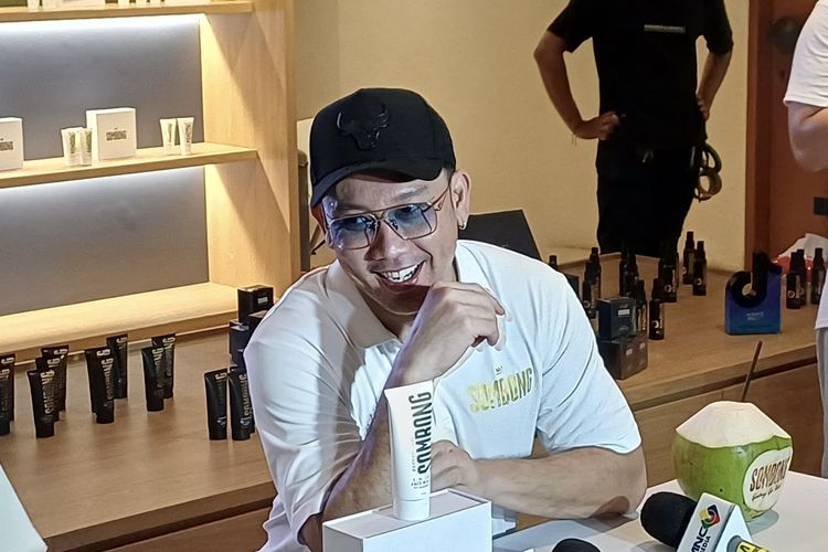 Denny Sumargo Buka Posko Bantuan Banjir Sumatera