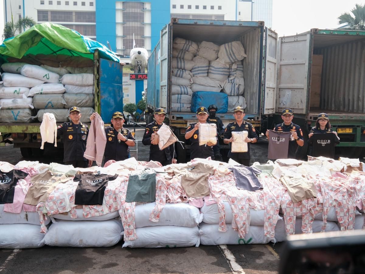 Kantor Pajak Sita 3 Kontainer dan 2 Truk Pakaian Bekas Impor