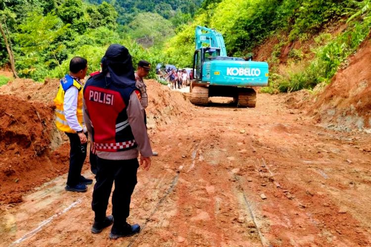 Jalan Banjarbaru-Tanah Bumbu Kembali Lancar Usai Tertutup Longsor