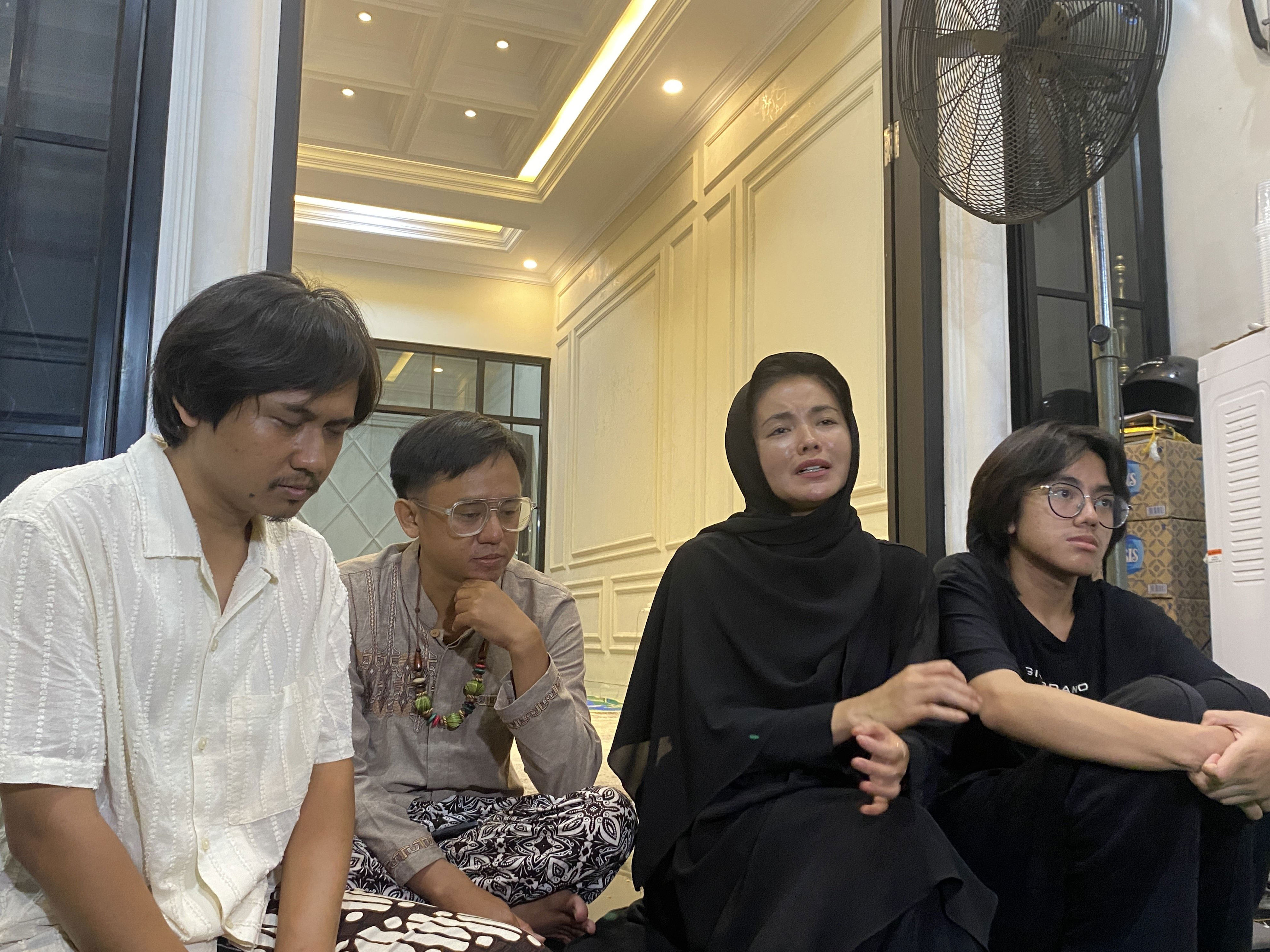 Makam Masih Basah, Karina Ranau Kecewa Banyak Orang Cari Panggung di Tengah Kehilangan Epy Kusnandar