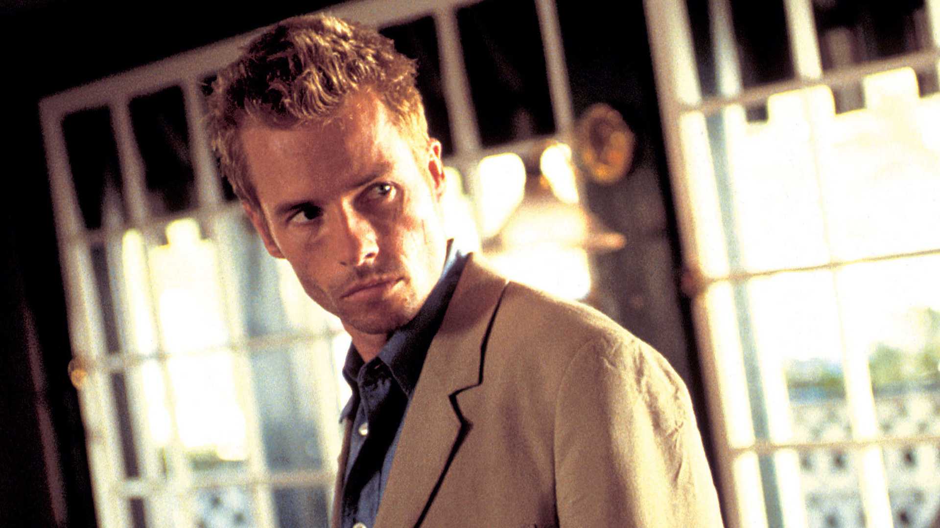 Guy Pearce stars in Memento