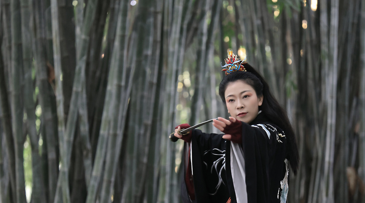 她手握弓箭，眼神如刀——古代女侠的快意恩仇原来这么飒!