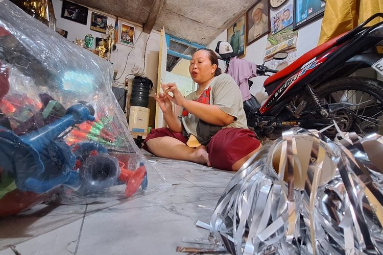 Di Balik Terompet Tahun Baru, Kisah Ibu Berjuang demi Pendidikan Anak
