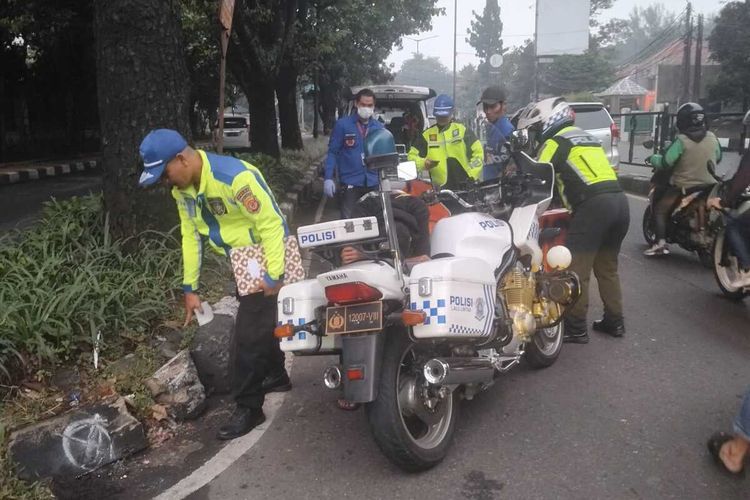 Pengendara Motor Tewas Usai Oleng Tabrak Trotoar