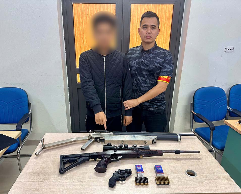 Thiếu niên 16 tuổi ở Hà Nội cất giấu 3 khẩu súng, 100 viên đạn tại nơi ở