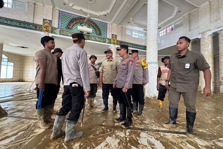 Kapolri Pantau Pembersihan Sekolah dan Masjid, Bantuan Pengungsian Diperkuat