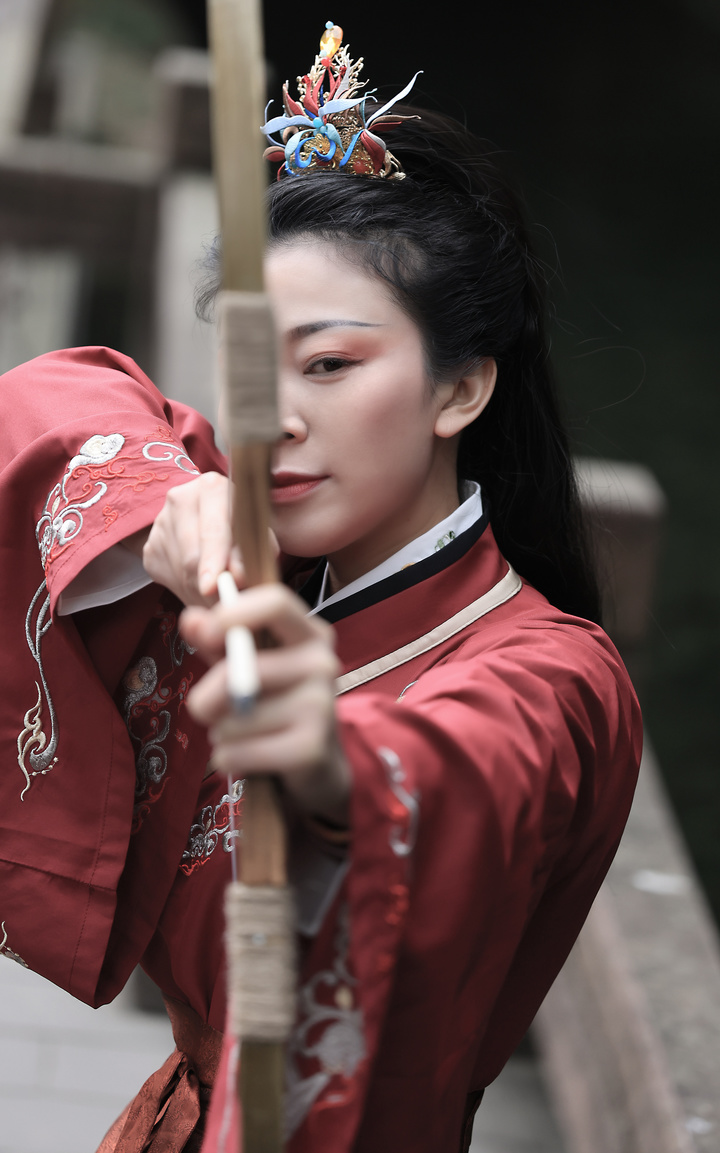 她手握弓箭，眼神如刀——古代女侠的快意恩仇原来这么飒!