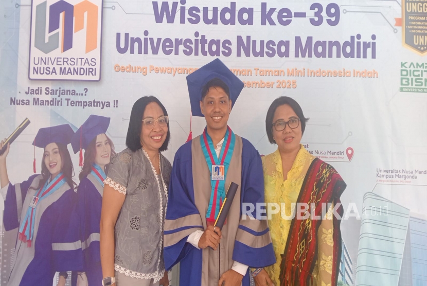 Putra Kupang Wisuda di UNM, Omega Moata Wujudkan Mimpi dengan Perjuangan