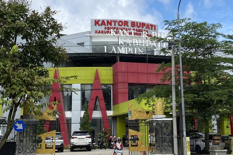 Bupati Ditangkap KPK, Pegawai Pemkab Lampung Tengah: Kami Sedang Berduka