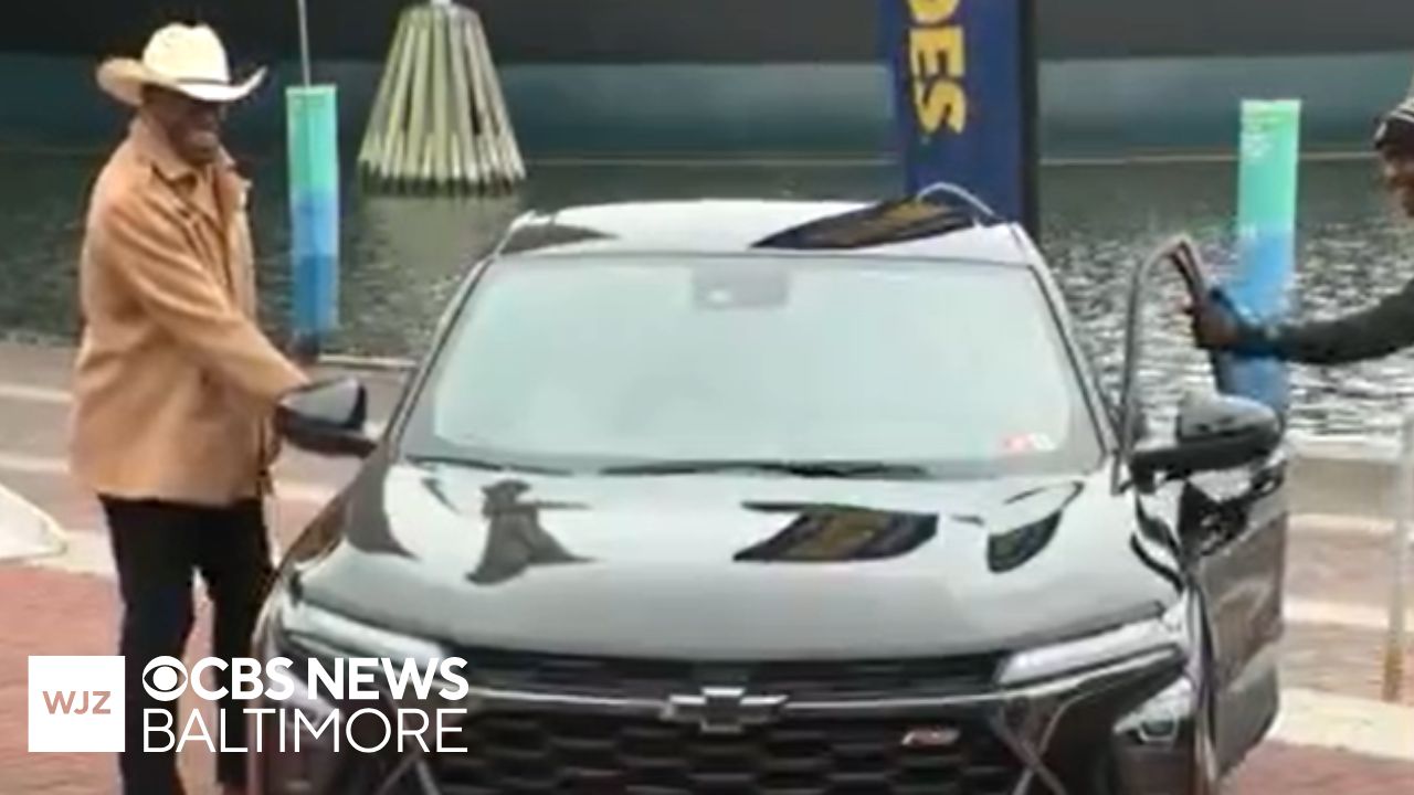 Robert Griffin III, USAA gift new cars to Maryland Army, Navy families