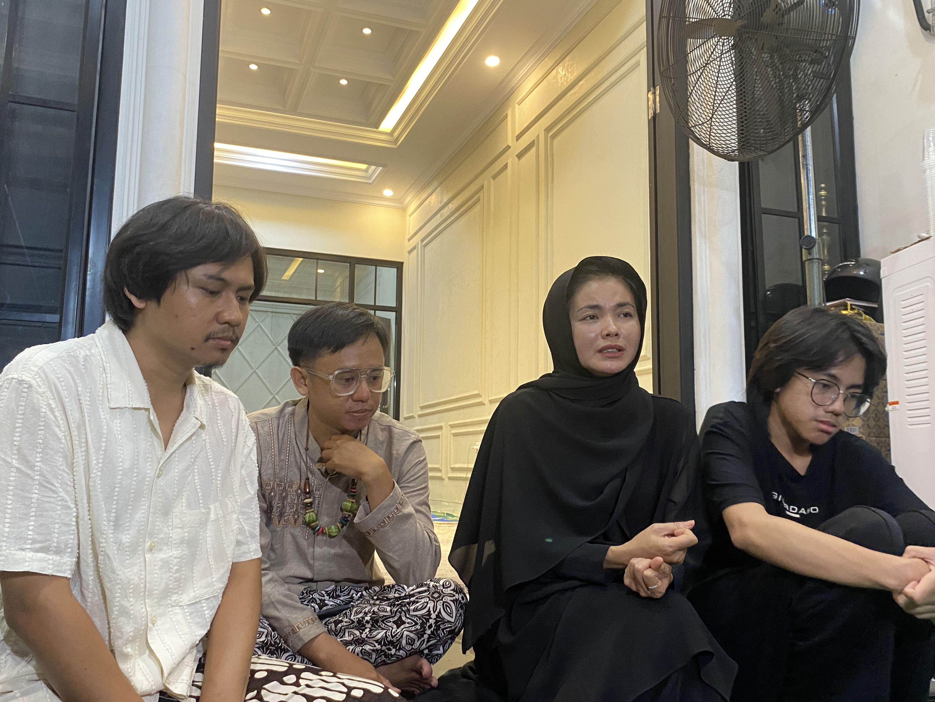 Isu Wasiat Epy Kusnandar, Karina Ranau Bantah Keluarga Tak Makamkan di Garut