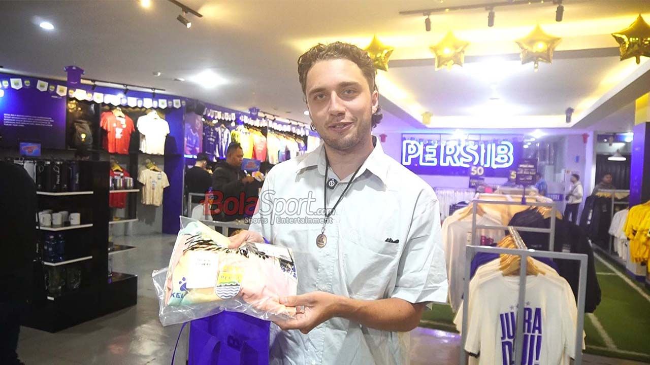 Cerita Bule Belanda Jatuh Cinta pada Jersey Persib