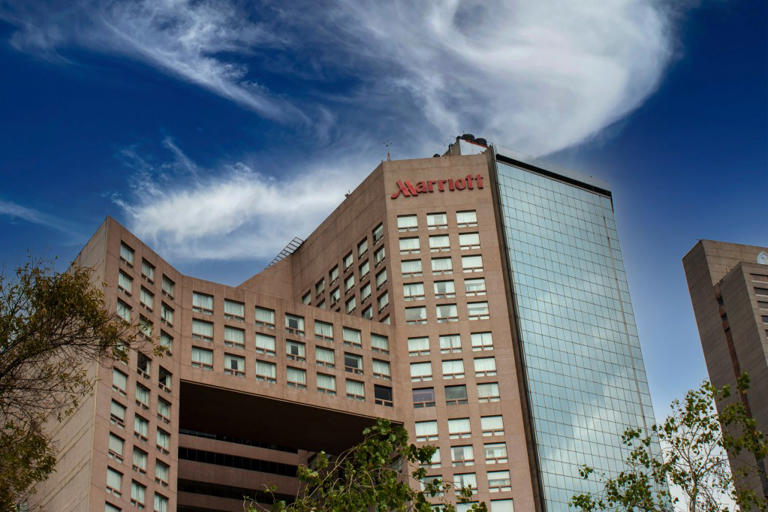 Marriott and Hilton did not respond to the outlet’s questions about how they determine their rates. La otra perspectiva – stock.adobe.com