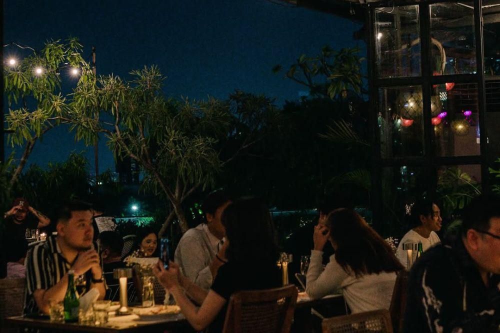 10 Kafe Rooftop Terdekat di Jakarta Selatan, Hits dan Instagramable