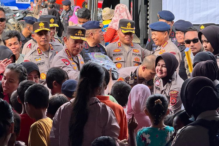 Enam Truk Bantuan Dibawa Kapolri Saat Tinjau Pengungsian Aceh Tamiang