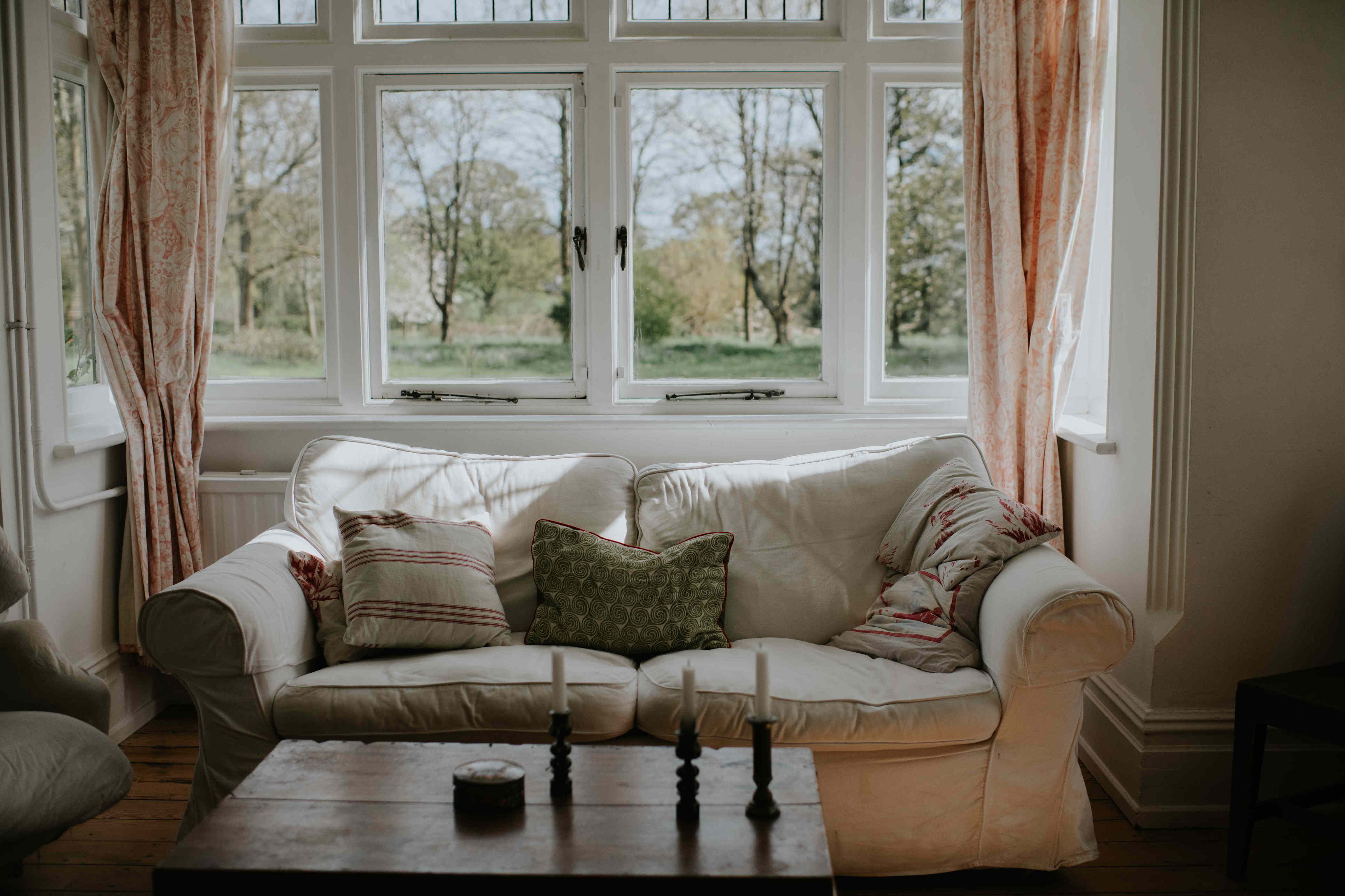 Designers share 7 budget-friendly living room changes that can make it ...