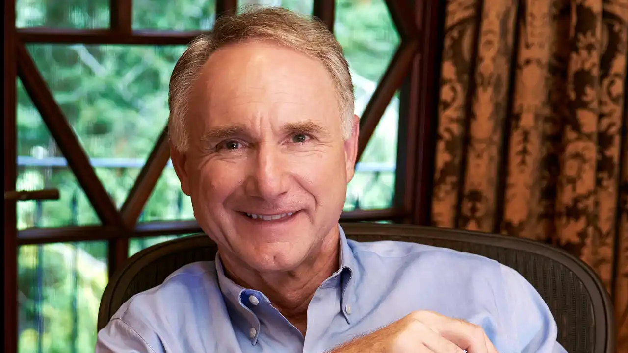 La espectacular biblioteca de Dan Brown: misteriosa, de madera oscura y ...