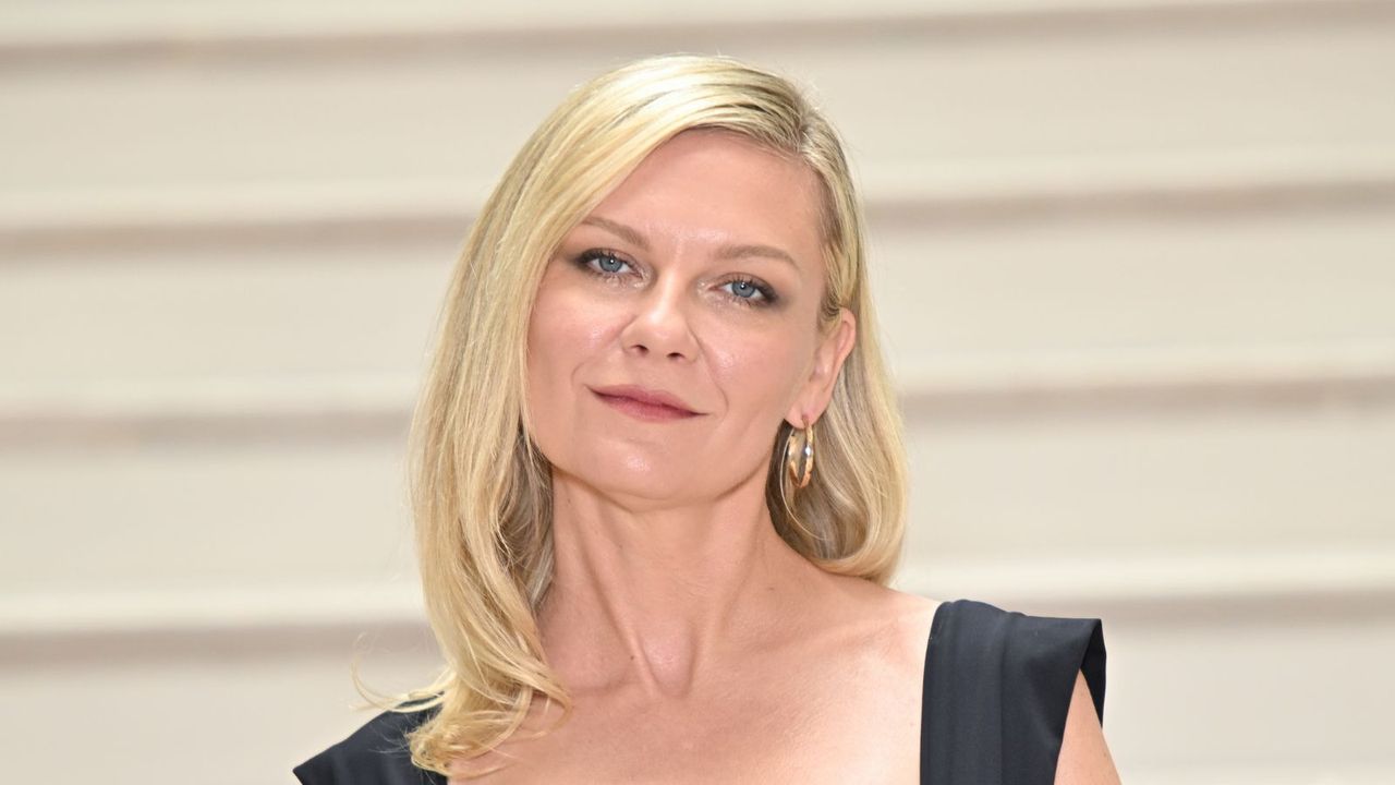 Not one wall tile in sight – Kirsten Dunst's rich, rustic bathroom ...