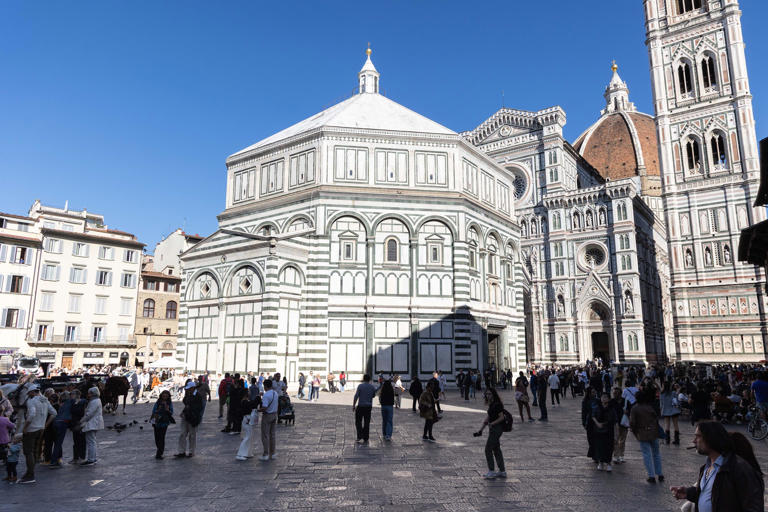 PRESSPHOTO Firenze, nessun caddy in giro per la cittÃ nel primo giorno di moratoria RisciÃ², turisti, trasporto, golf cart Nella foto Piazza del Duomo Giuseppe Cabras/New Press Photo