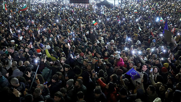 Decenas de miles de manifestantes protestan contra la coalición ...