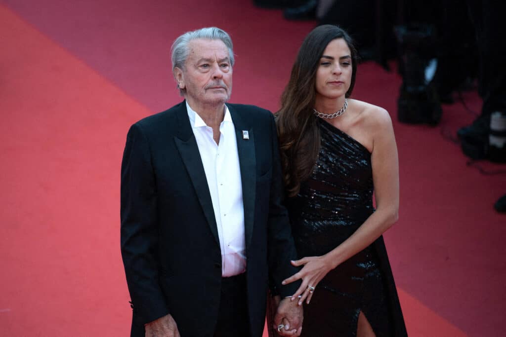 Qu'elle ne touche pas un centime » : héritage d'Alain Delon, son fils Alain- Fabien déclare la guerre à Anouchka