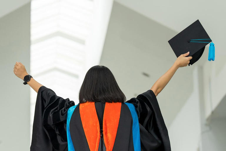 She invited her ex and his fiancée to her graduation. Now she’s being ...