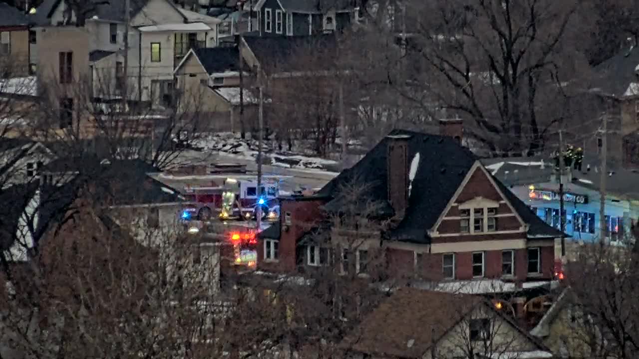 Crews respond to fire at business on University Avenue in Des Moines